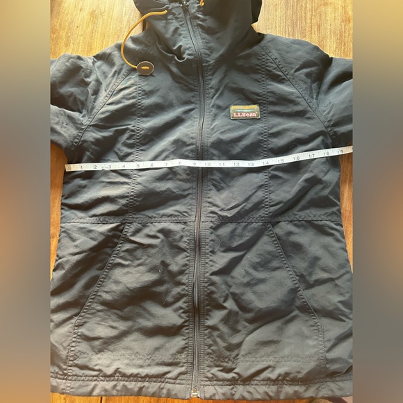 L.L. Bean lightly insulated jacket - Picture 3 of 4